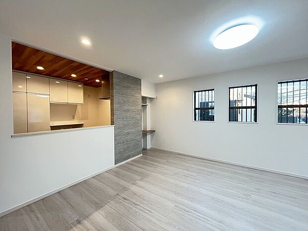 大画面TVの配置も可能なワイドリビングは約20帖。