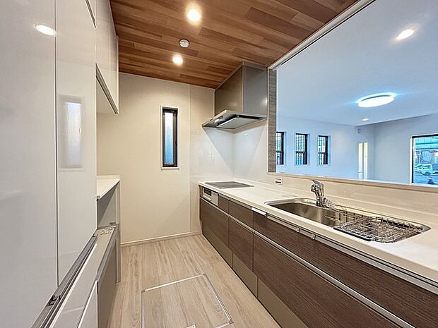 料理をしながらでも、ご家族との会話を楽しめる対面キッチン。