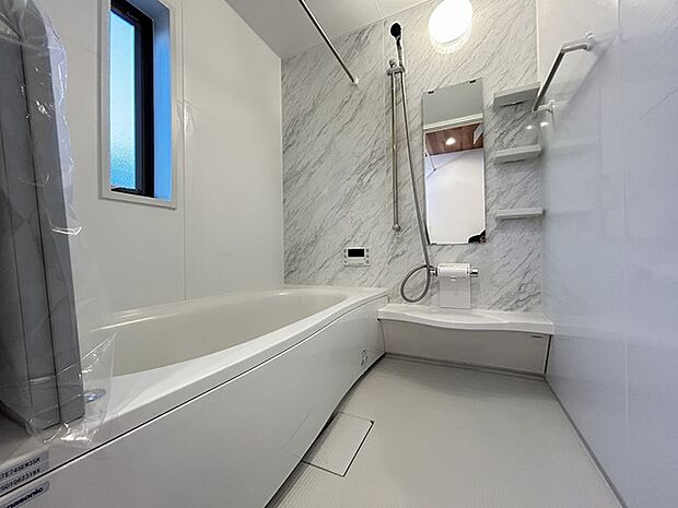 広々1坪タイプのゆったり浴室ユニット。防カビ・抗菌素材なのもうれしい。 