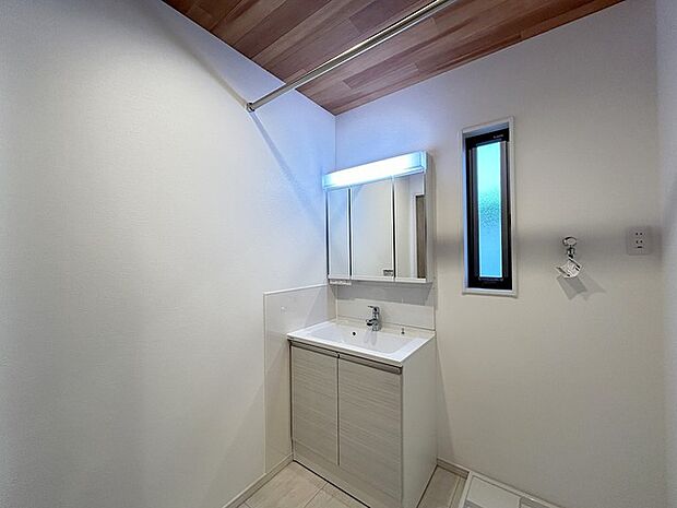 たっぷりの収納を設けたシャワー付洗面台で快適な暮らし。