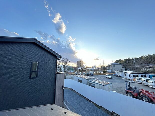 車通りの少ない閑静な住宅地、のびのびした子育てに適します。