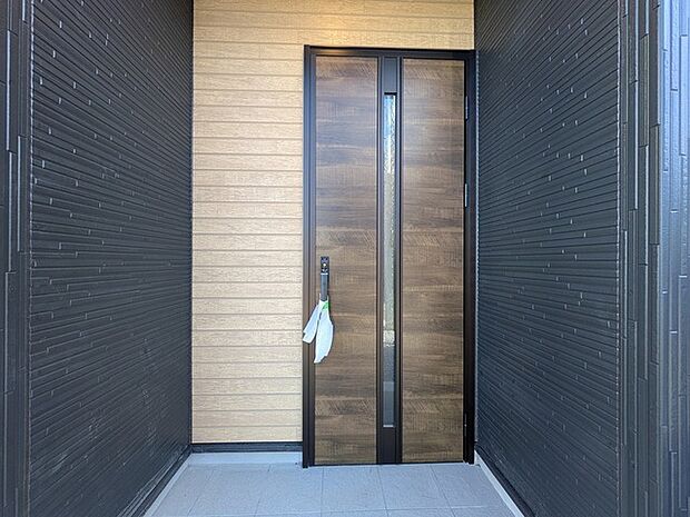 この扉を開けると、新築の木の匂いが待ってます。 