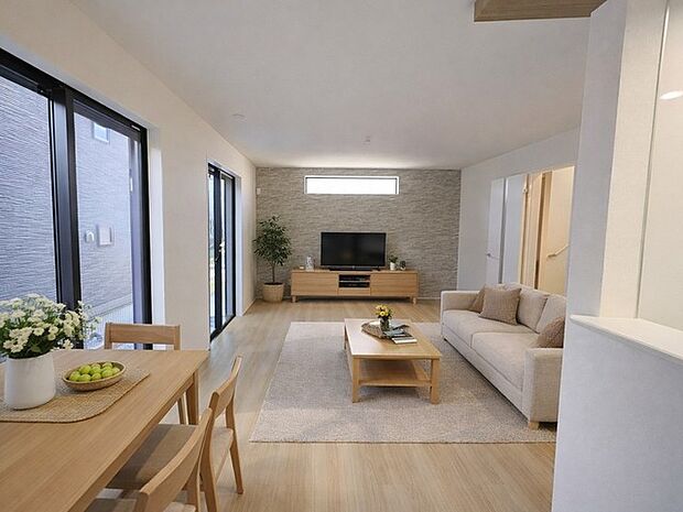 快適性とゆとりをデザインしたリビングは、広々した17.75帖。 ※本画像はCGによる家具配置イメージです。家具・小物等は販売価格に含まれません。  