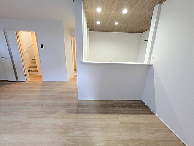 料理をしながらでも、ご家族との会話を楽しめる対面キッチン。 