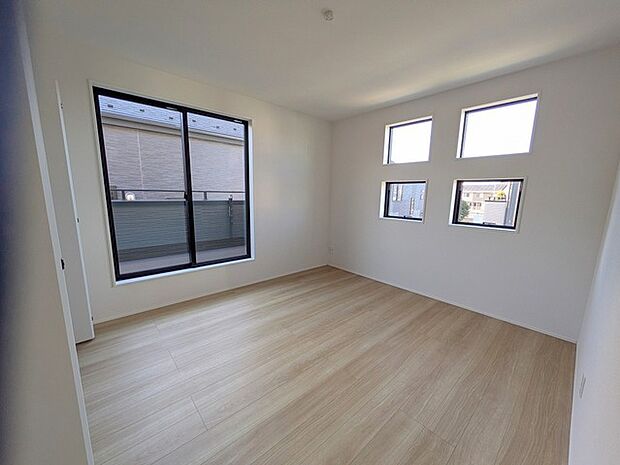 広々バルコニーから、たっぷり太陽の恵みが得られます。 