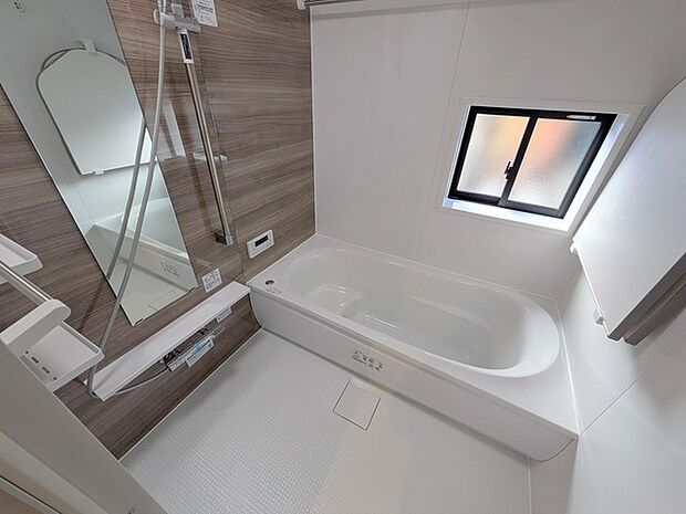 広々1坪タイプのゆったり浴室ユニットは半身浴もゆっくり楽しめるベンチバス仕様。防カビ・抗菌素材なのもうれしい。 