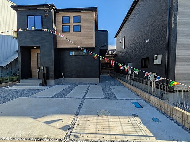 並列2台駐車可能な、ゆとりのカースペースがここに。 