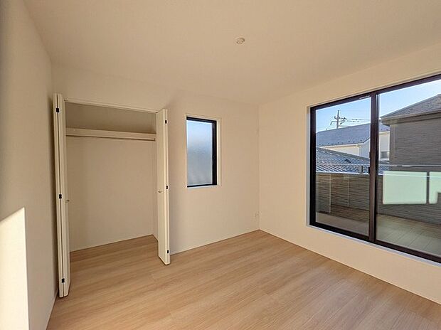 大事な日当たりは、大きな窓から。誰のお部屋にしましょう。 