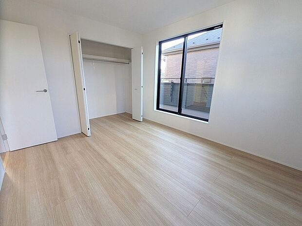 たっぷりの陽光と、心地よい風が舞い込みます。 