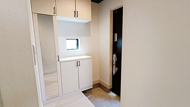 シンプルなデザインの玄関収納。