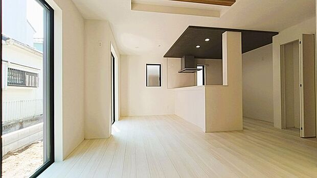 ご家族みんながゆったりくつろげる広々リビング。