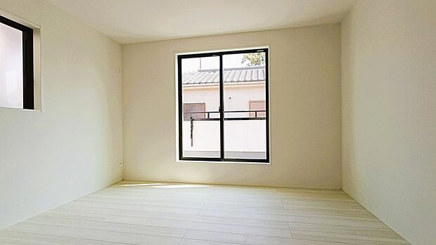 バルコニーからはたっぷりと太陽の光が舞い込みます。 