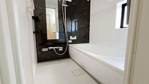 広々1坪タイプのゆったり浴室ユニット。防カビ・抗菌素材なのもうれしい。 
