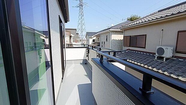 南向きバルコニーでお洗濯ものはいつもカラッと乾きます。 