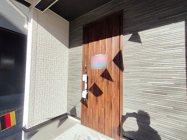 ポーチのついた新築分譲物件。玄関の印象はいかがでしょうか？入口からご覧ください。 