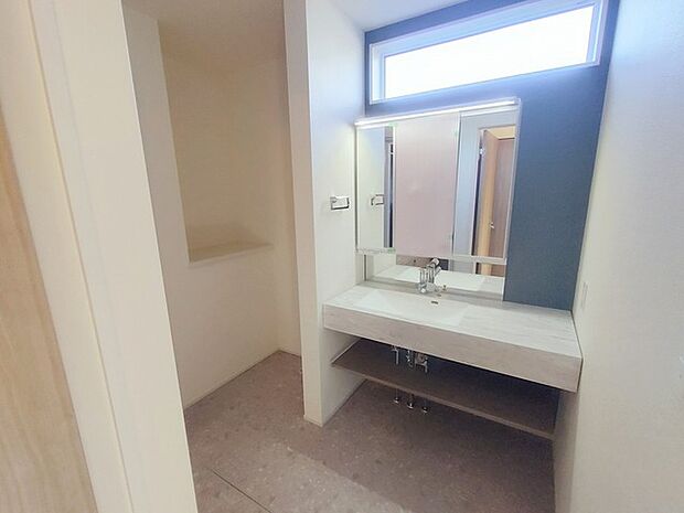 収納豊富な三面鏡付洗面化粧台。水回りのあれこれがキレイに収まりそうですね。 