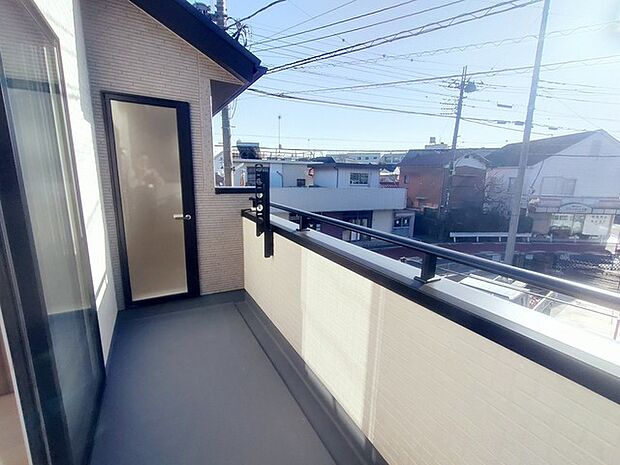 らくらくお洗濯を助ける広いバルコニー。 