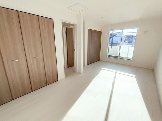 将来的には間仕切りして2部屋に変更可能な洋間。成長に合わせた間取り変更が可能なタイプ。 