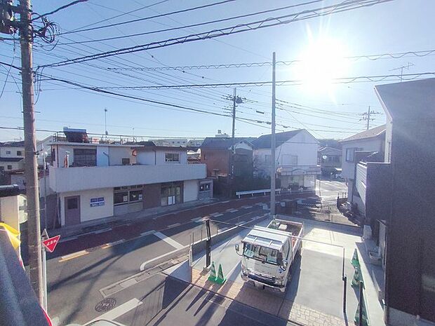 前面の住まいとの距離感があるから、圧迫感を感じません。 