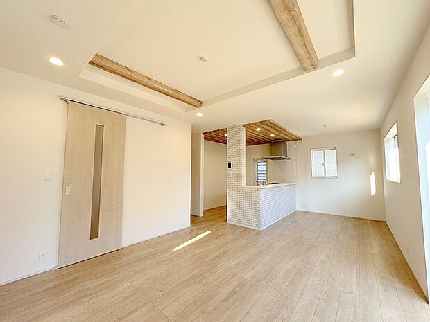 天井が高くなって開放感を感じる折り上げ天井。居住者が快適に暮らすための工夫がここにも見つかりました。 