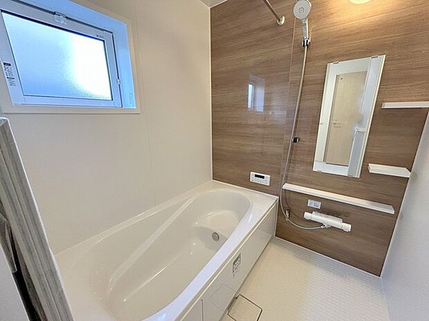 広々1坪タイプのゆったり浴室ユニット。防カビ・抗菌素材なのもうれしい。 