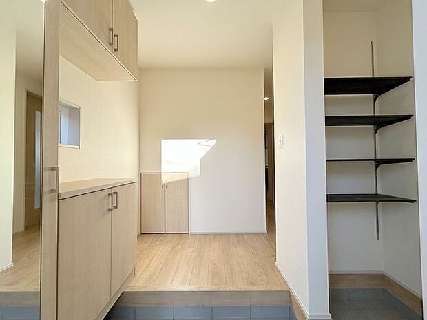 玄関横にシューズインクローク付き。 