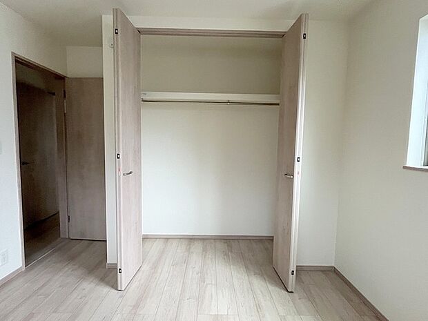 たっぷり収納で、お部屋の中はいつもキレイに片付きそうですね。 