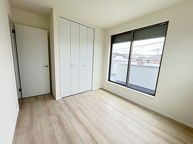 大事な日当たりは、大きな窓から。誰のお部屋にしましょう。 