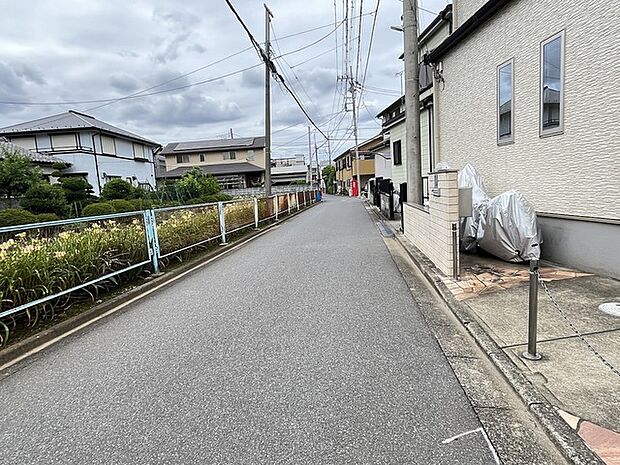 幅員こそやや狭くても、その分交通量が少なくて安心。 