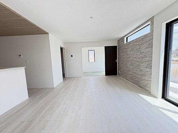 新築の木の匂いのする室内。写真では伝わらないので、ぜひ現地でお確かめください。