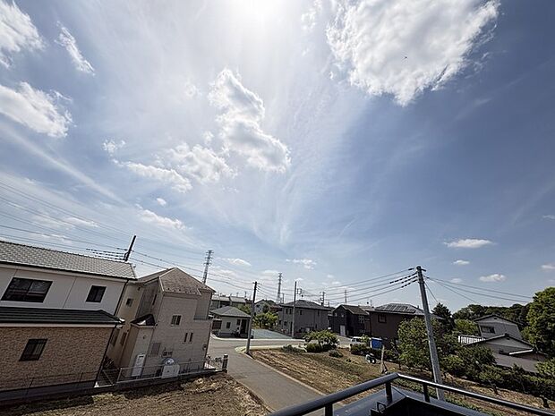 あたり一帯に住宅が広がる立地、住宅地ならではのロケーション。 
