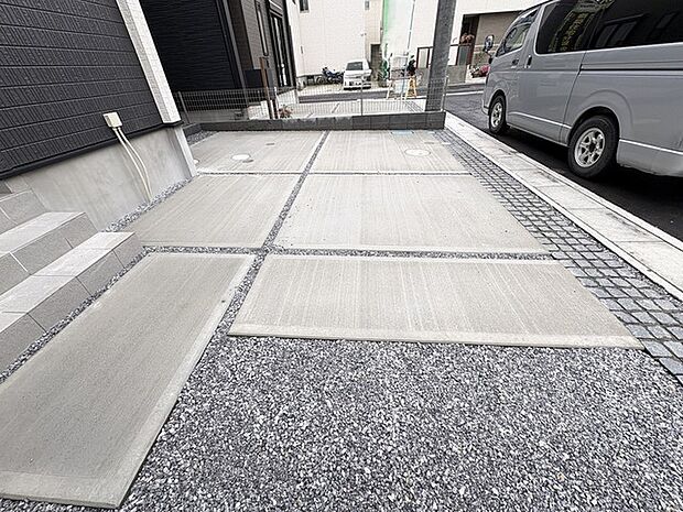 セカンドカーにも便利、駐車2台可の敷地。 