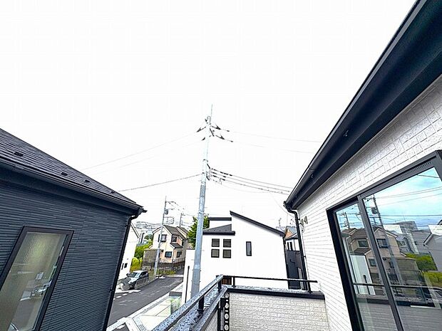 前面の住まいとの距離感があるから、圧迫感を感じません。 