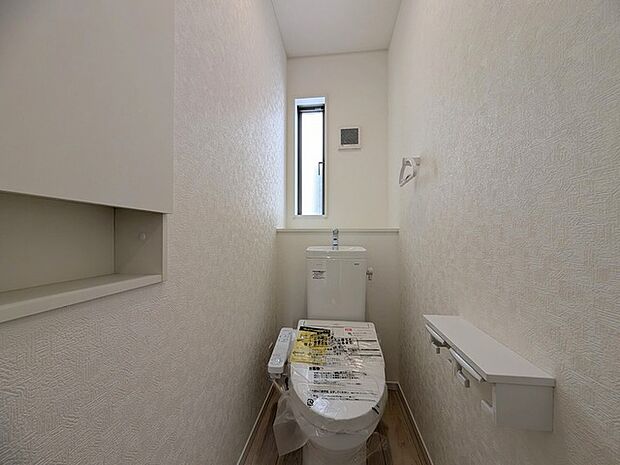 ウォシュレット機能付き。憩いの場としてひそかに注目度の高いお手洗いにもご注目ください。