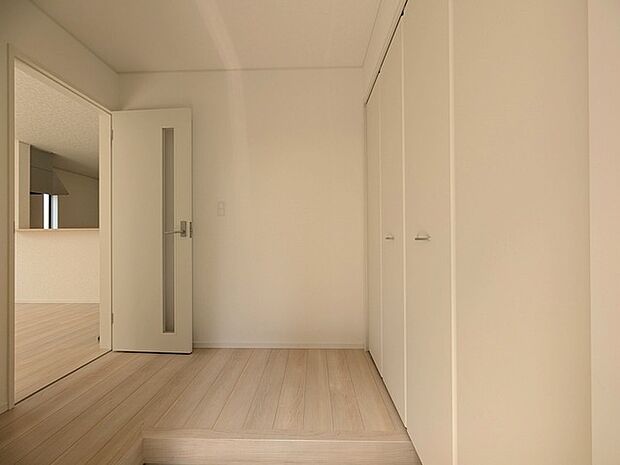 玄関を開けたらシューズボックス、使いやすい配置です。