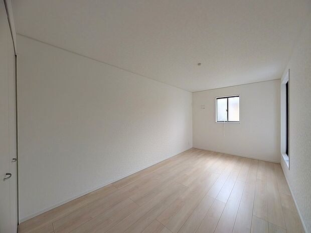 今からここを誰のお部屋にしようか、そんな洋室。