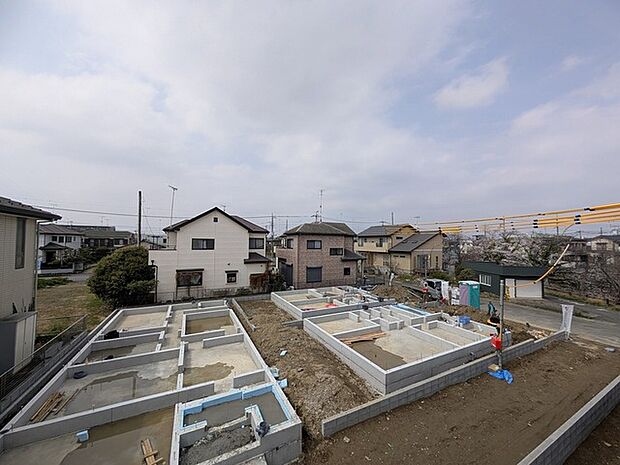 住宅街の中の一戸建て、あたりはほとんど住宅です。