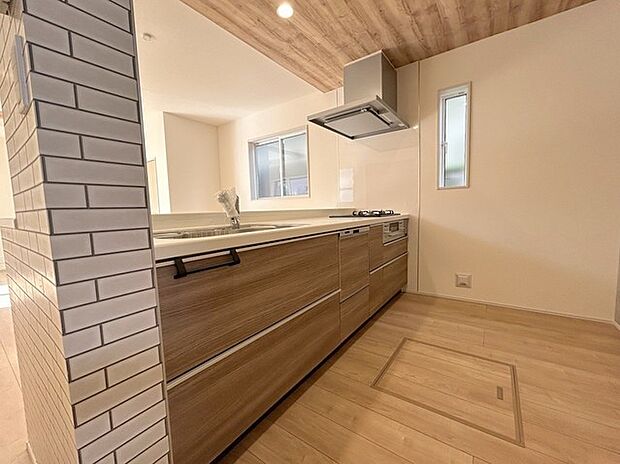 料理をしながらでも、ご家族との会話を楽しめる対面キッチン。 