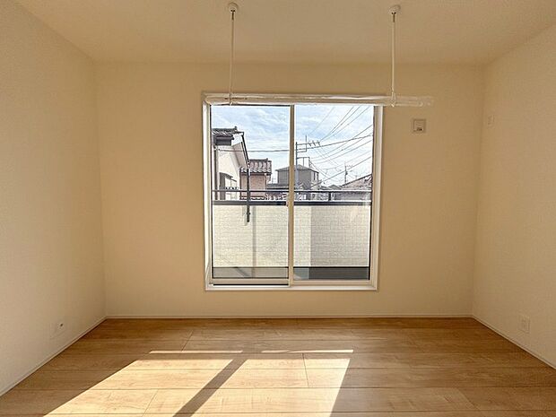 広々バルコニーから、たっぷり太陽の恵みが得られます。 