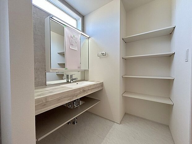ゆとりの洗面スペースで、朝の身支度もスムーズに。収納力と機能性に優れた、お手入れラクラク洗面化粧台。 