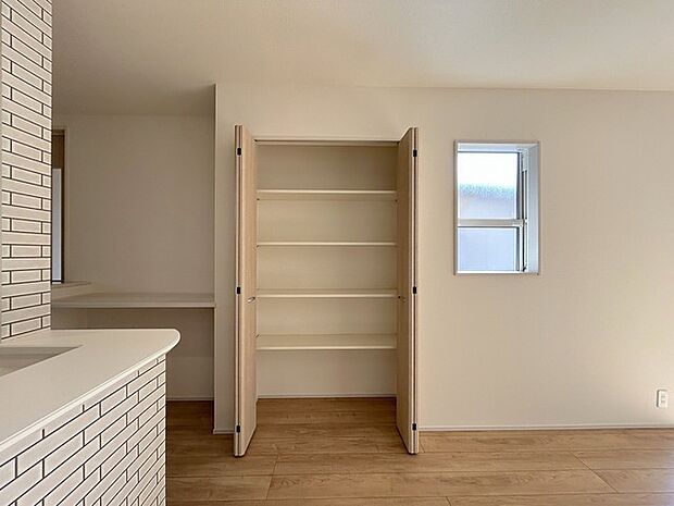 何かとものがあふれやすいリビングに、ちょっと一工夫。うれしい収納空間。 