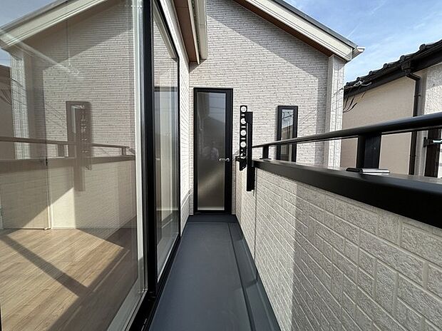 ゆとりの広さを確保したバルコニー。お布団を干すのも、この広さならラクラク。 