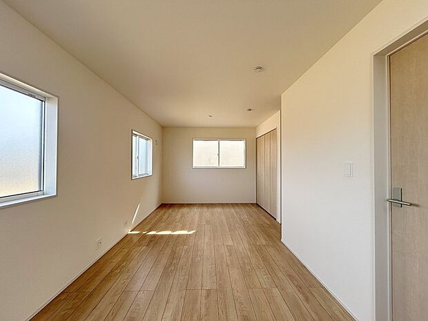 将来的には間仕切りして2部屋に変更可能な洋間。成長に合わせた間取り変更が可能なタイプ。 
