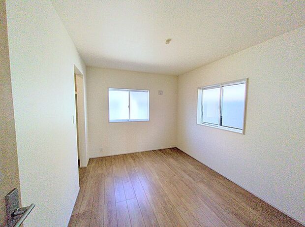 こちらの洋室は誰にも使いやすいサイズ感、6帖です。WICに面したお部屋、通常の洋室より使い勝手に優れます。