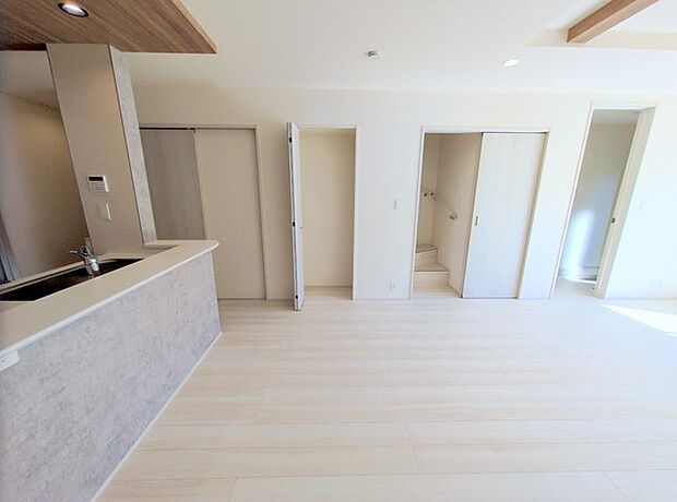 開放的なこの空間がお客様をお出迎えします。LDKは20.12帖。