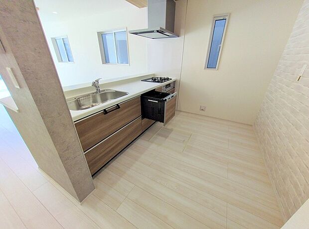 食器洗乾燥機付きでご家族の食器もスッキリピカピカに。