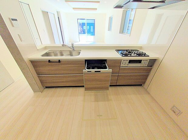 料理をしながらでも、ご家族との会話を楽しめる対面キッチン。