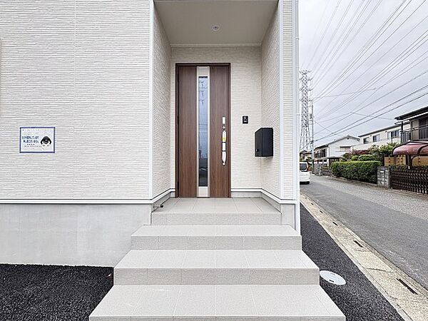 この扉を開けると、新築の木の匂いが待ってます。