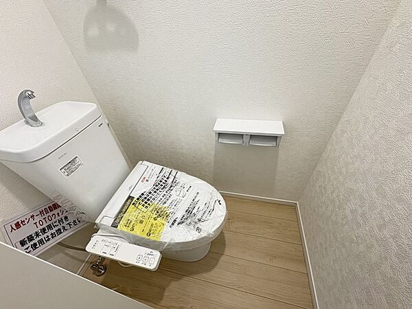 トイレはやっぱり白が1番落ち着きますね。もちろん衛生面でも嬉しいウォシュレット機能付きです。
