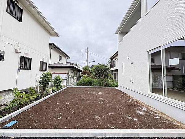 広々とした南庭は、太陽の下のリビングかもしれません。